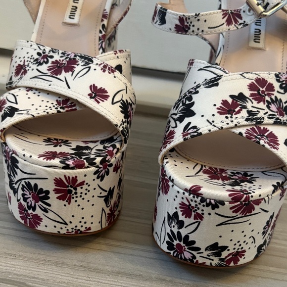 Miu Miu Cream and Black Floral Gabardine Sandals - Picture 7 of 11